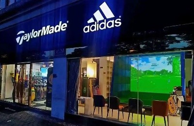 高爾夫球具店新潮流？高爾夫模擬器強強聯(lián)合，助你打好球！